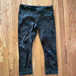 Lululemon sz 6 green camo crop 22” inseam good pre owned condition